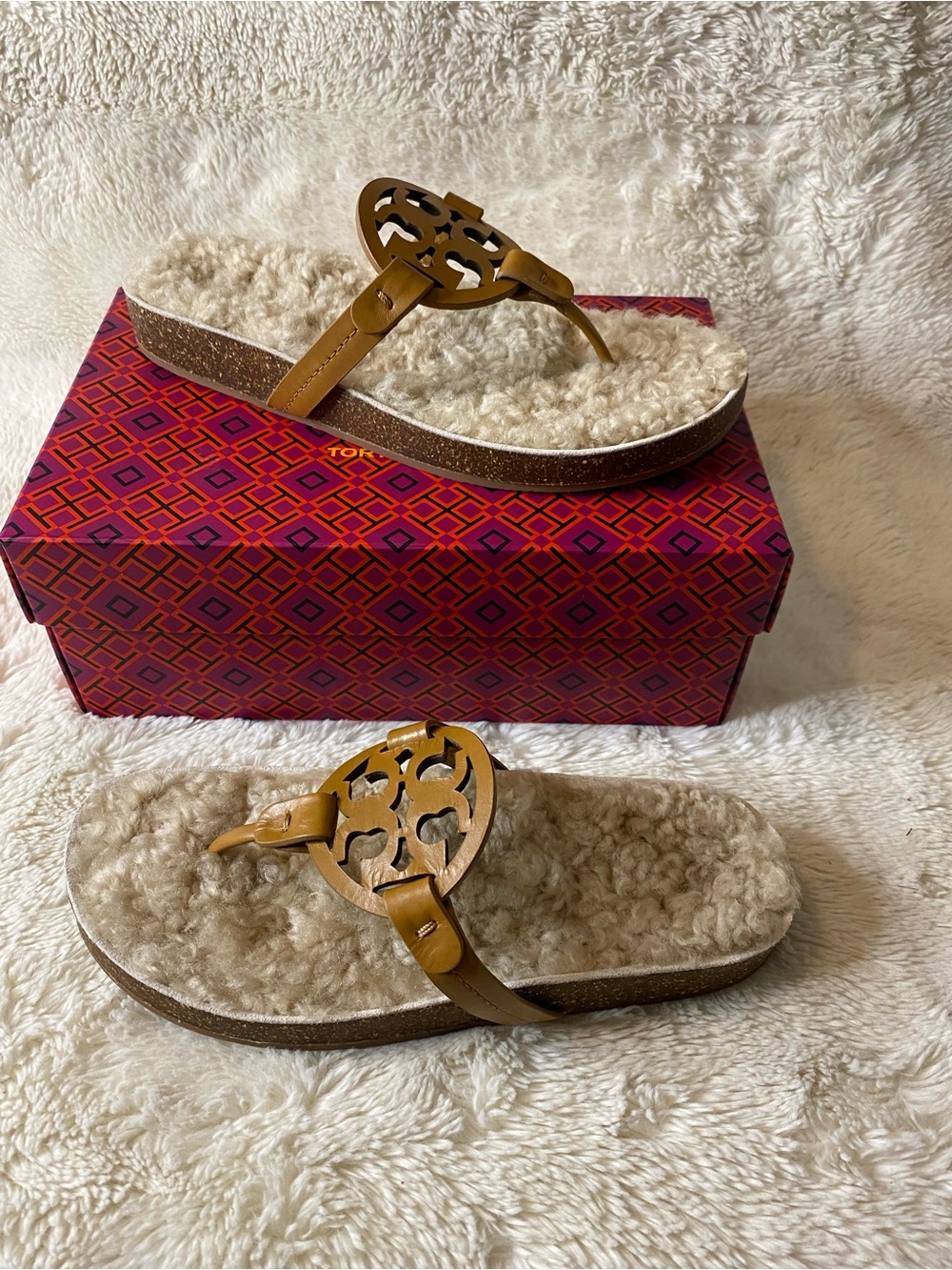 Tory Burch Shearling Footbed Thong Sandals in Cognac - Picture 3 of 5